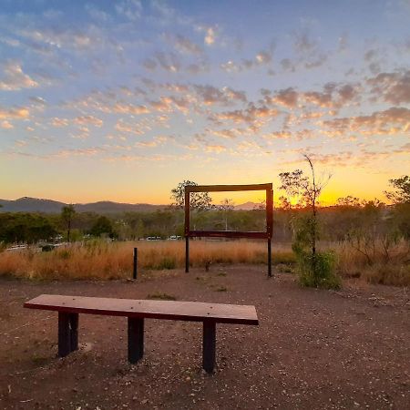 Mt Larcom Tourist Park Hotel Mount Larcom Buitenkant foto