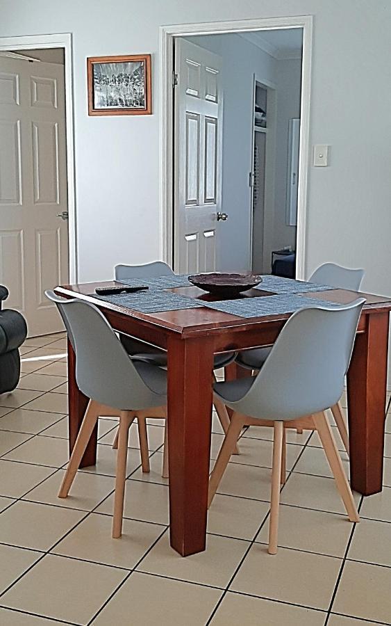 Mt Larcom Tourist Park Hotel Mount Larcom Buitenkant foto