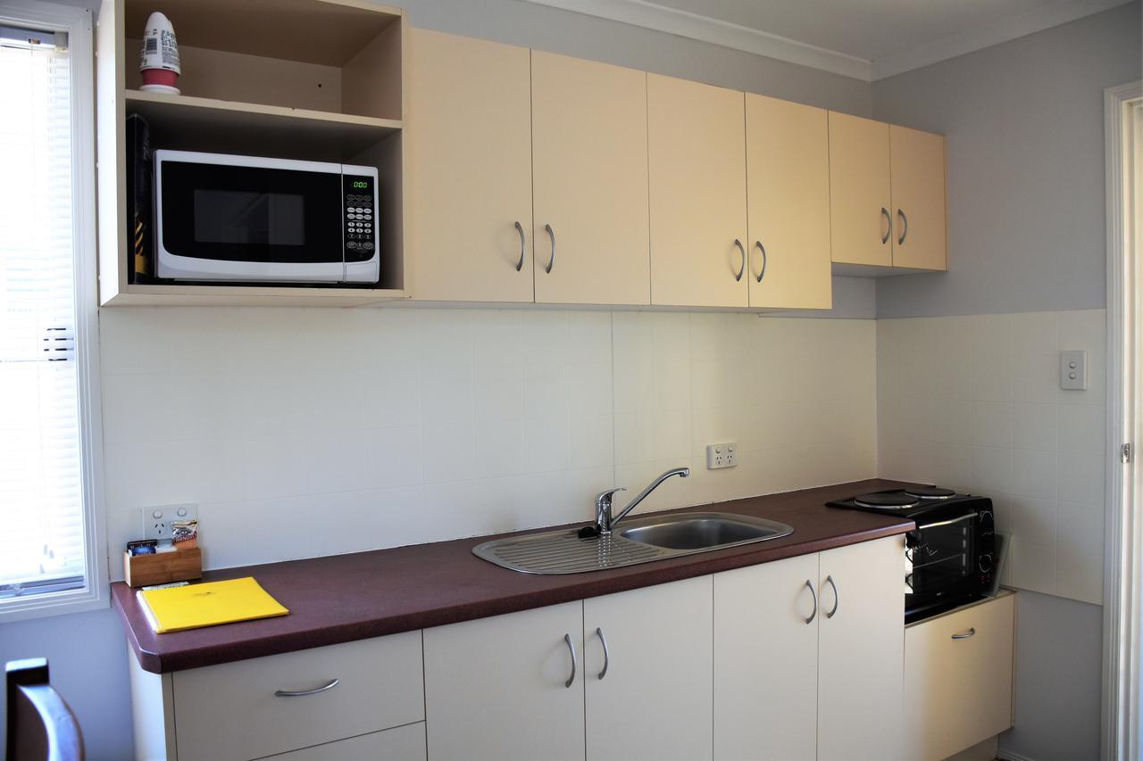 Mt Larcom Tourist Park Hotel Mount Larcom Buitenkant foto