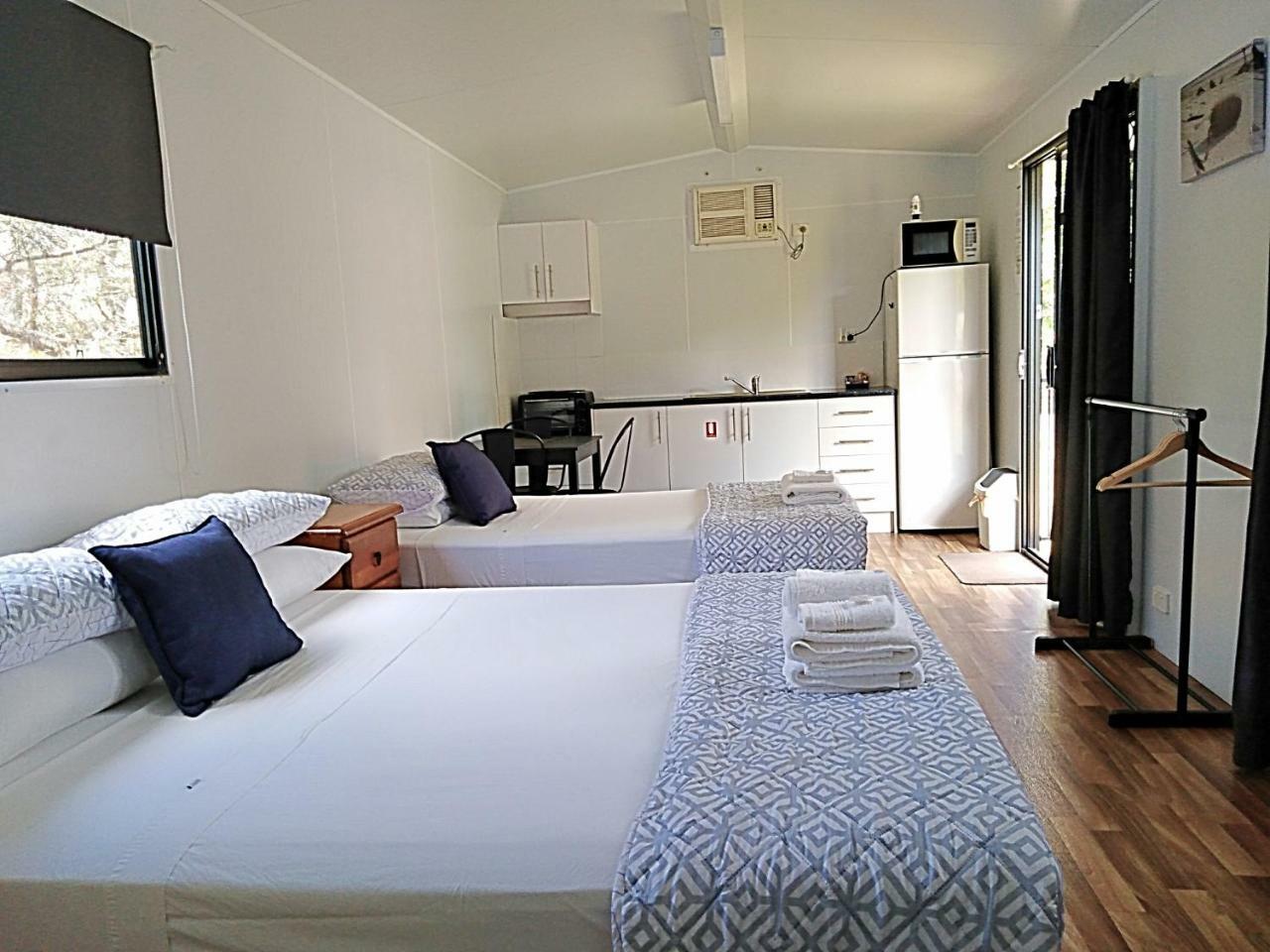 Mt Larcom Tourist Park Hotel Mount Larcom Buitenkant foto
