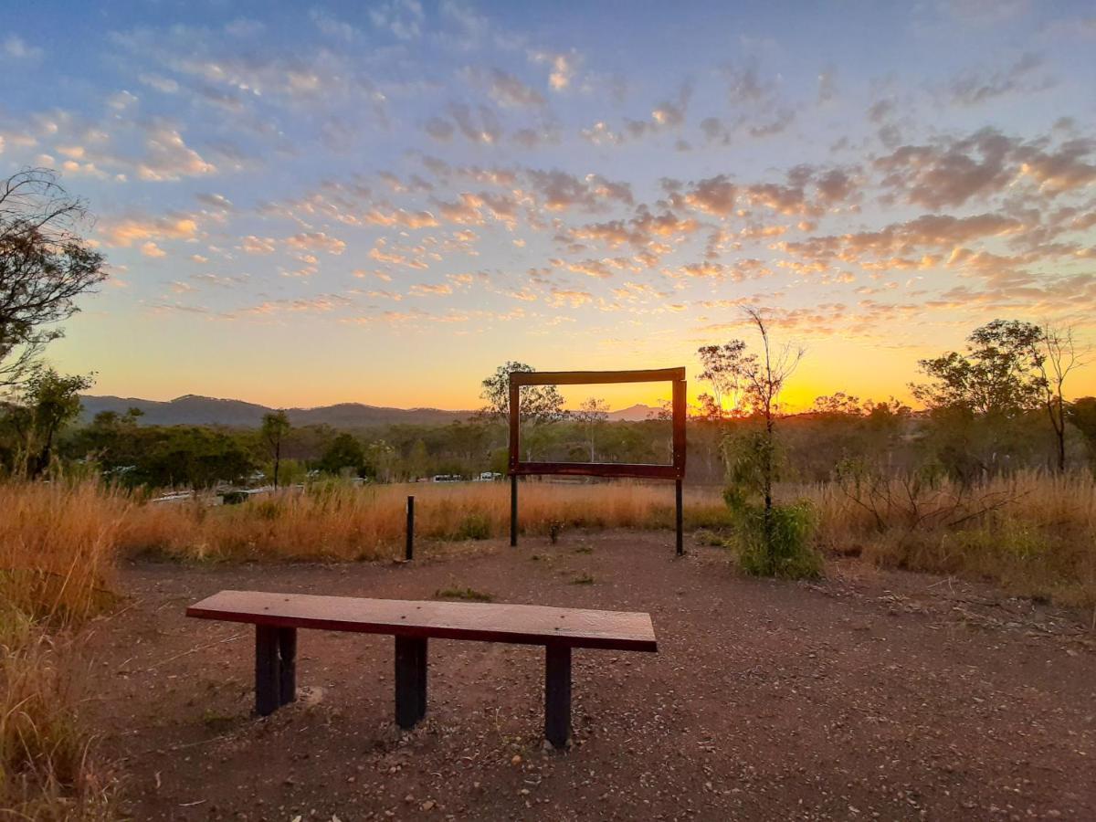 Mt Larcom Tourist Park Hotel Mount Larcom Buitenkant foto